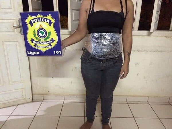 PRF prende mulher com 2 kg de cocaína presa ao próprio corpo, na BR-317