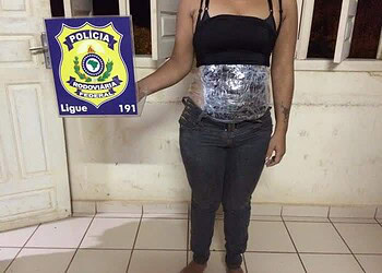 PRF prende mulher com 2 kg de cocaína presa ao próprio corpo, na BR-317