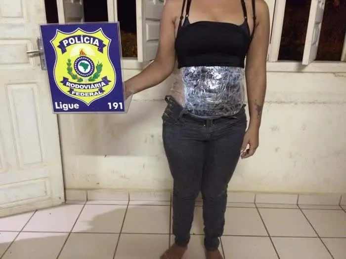 PRF prende mulher com 2 kg de cocaína presa ao próprio corpo, na BR-317