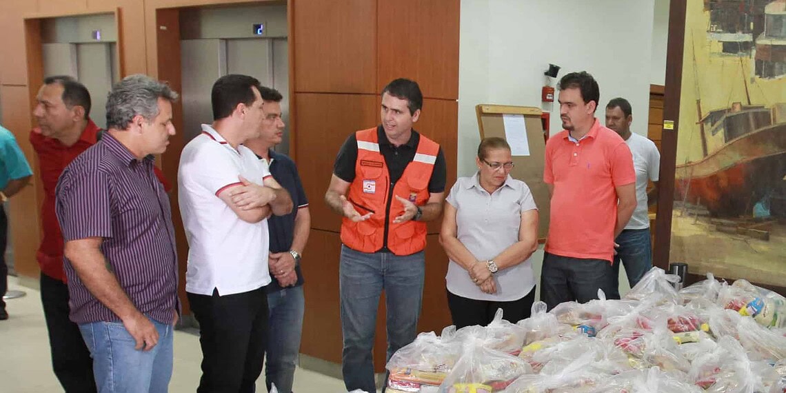 Deputados entregaram alimentos e produtos ao prefeito