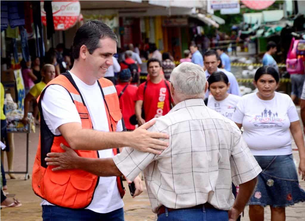 Após invasão de água do Rio Acre, calçadão da Benjamim Constant tem energia elétrica suspensa 2 Prefeito vistoria calçadão da Benjamim Constant (Fotos Fagner Delgado) (10)