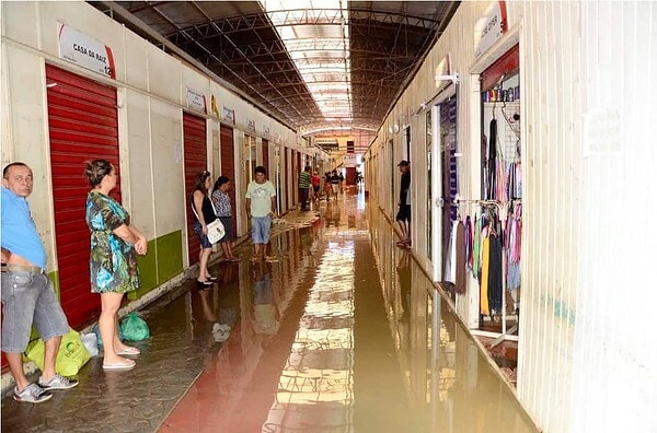 Após invasão de água do Rio Acre, calçadão da Benjamim Constant tem energia elétrica suspensa