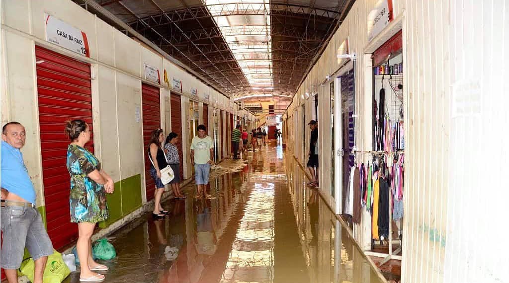 Após invasão de água do Rio Acre, calçadão da Benjamim Constant tem energia elétrica suspensa