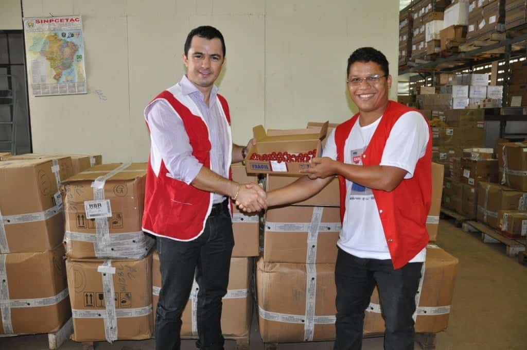 Prefeitura de Rio Branco recebe medicamentos 2 Secretário estadual de Saúde, Armando Melo, entregou ao secretário de Saúde de Rio Branco, Oteniel Almeida, medicamentos e produtos médicos hospitalares