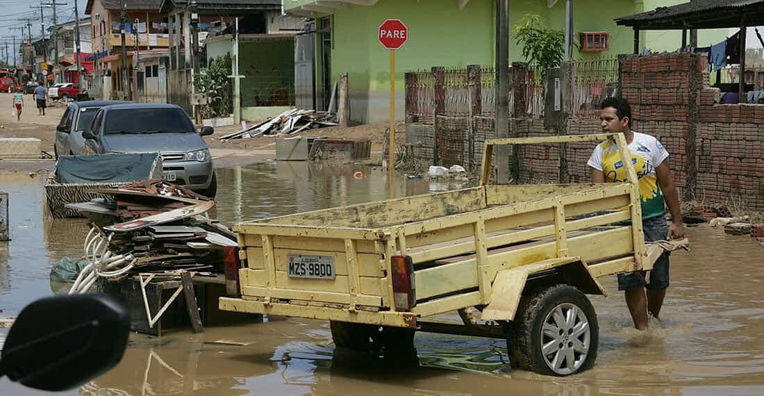 Famílias atingidas pela cheia do Rio Acre começam a voltar para casa