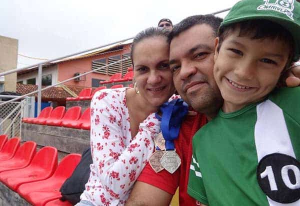 Vamos doar 3 Jornalista Silvânia Pinheiro, querida e respeitada no meio profissional, comemorou ontem o aniversário do filho mais novo, Fernando, junto com o esposo Mac Maylan.