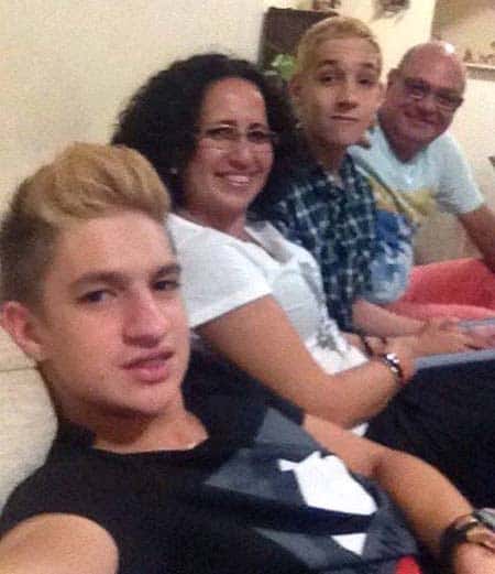 Vamos doar 4 Acreana das boas, jornalista Surama Chaul residindo em São Paulo há exatos dois anos pra poder estar com os filhos Theo e Ian. Pra suportar a saudade, ela garante que na sua geladeira não falta tucupi, jambu e outras delícias da terra. Sempre na companhia do irmão Sávio Chaul.