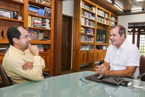 Governador discute ações para ampliação no número de leitos de UTI 1 Tião Viana conversou com o cirurgião Rogério Holanda. (Foto: Secom)