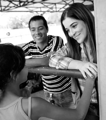 FLASH – Um “clique” da fotógrafa Val Fernandes registra um momento singelo diante da dor nos abrigos de Rio Branco. A vice-governadora Nazaré Araújo é sempre uma simpatia!  