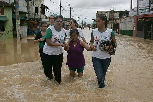 Estudantes colaboram com trabalho voluntário