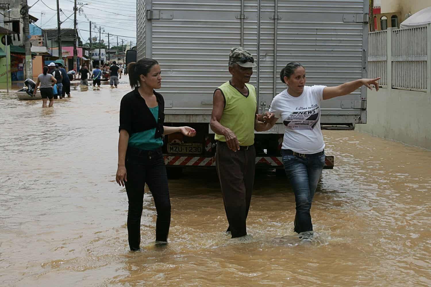 Estudantes colaboram com trabalho voluntário 2 Voluntários da grande cheia - OL (4)
