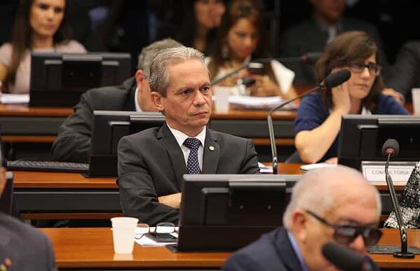 Angelim integra Frente Parlamentar pela Valorização das Universidades Federais