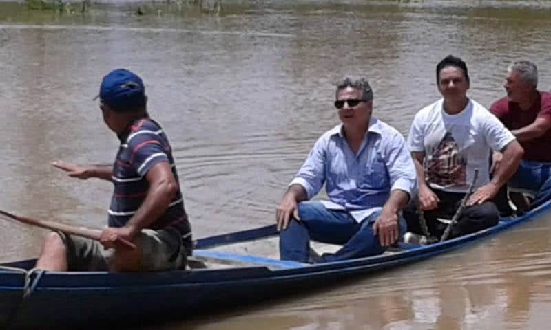 Deputado ajuda na distribuição de donativos aos ribeirinhos 2 Lourival foi até as comunidades entregar donativos. (Foto: Assessoria)