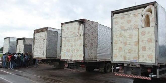 Ministro da Integração Nacional entrega kits humanitários a desabrigados 3 entrega de kits - CEDIDA