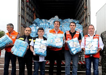 Ministro da Integração Nacional entrega kits humanitários a desabrigados