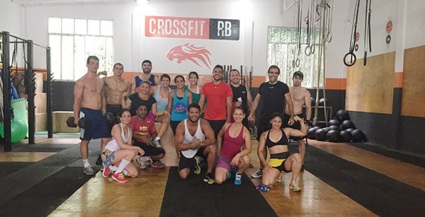 Os Coachs Samir Mansour, Alcimar Martins e Jair Pinto convidam para treino experimental no Crossfit, com a proposta de cada dia um treino e cada treino um desafio. O Cross fica na Travessa Fe-lisbela na Capoeira, podendo agendar pelo número 9966-7076.