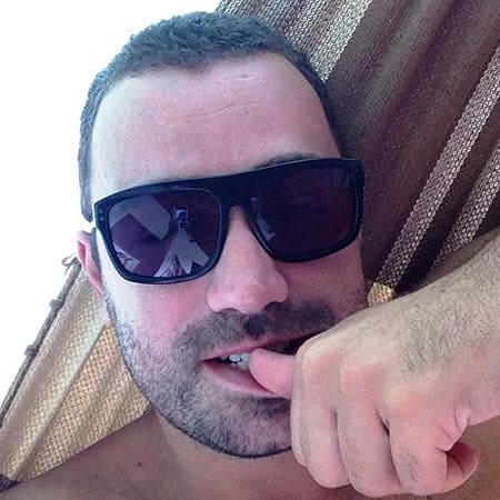 ANIVER – Felicitações ao amigo Neto Melo, que troca de idade hoje. Residindo no Nordeste, não tem tempo ruim para quem sabe curtir a vida. Parabéns!