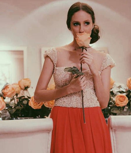 Modelo Camila Brozzo apresentando um sofisticado vestido de festa da marca Tonnet, que mostra uma junção perfeita de beleza e elegância no tom certo.   