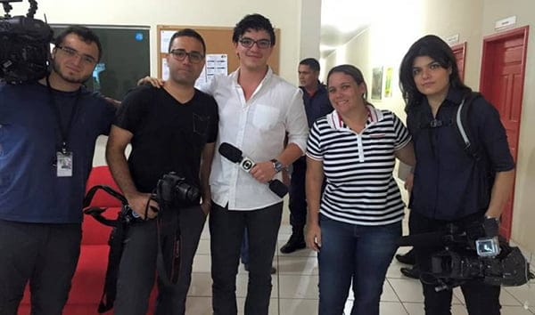 ÁGUAS DE MARÇO 3 NA MÍDIA – Equipe do Profissão Repórter, da Globo, esta em Rio Branco para um especial sobre a enchente que assola nosso Estado. A assessora de comunicação da Prefeitura, Andreia Oliveira - que, aliás, tem feito um ótimo trabalho na passagem das informações para a imprensa, recebeu os jovens e competentes jornalistas.