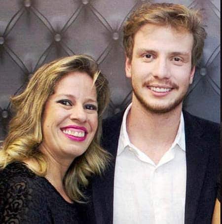 FLASH – Felicitações para a hair stylist Débora Gomes, que troca de idade neste domingo. Os amigos, como Saulo Abrahão, desejam vida longa e muitas felicidades. 