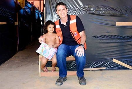 MURAL - Essa foto já diz tudo, mas em uma palavra defino como CARINHO! Prefeito Marcos Alexandre no Parque de Exposição, um dos abrigos de Rio Branco. 