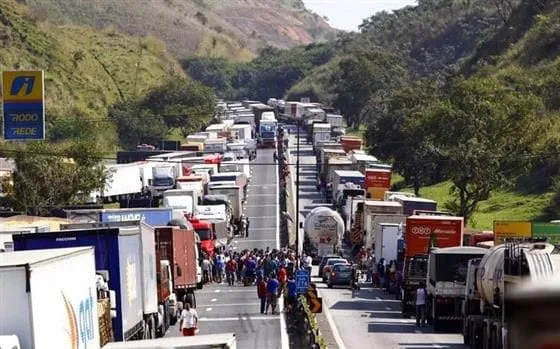 ‘GREVE’ DOS CAMINHONEIROS: PRF afirma que não há pontos de bloqueios na BR-364 no trecho de Acre e Rondônia 1 O movimento fechou rodovias de vários estados do Sul