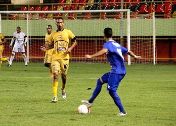 Neném (C) fez dois gols na vitória do Galvez em cima do Galo