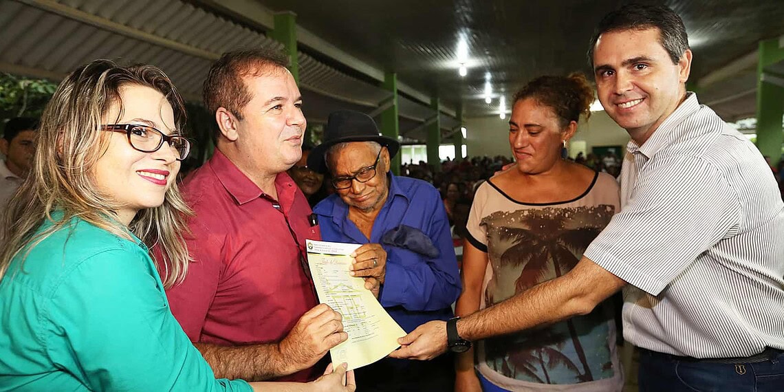 Governo entrega 590 títulos definitivos aos moradores do Jorge Lavocat 1 Moradores receberam o documento das maõs de Tião Viana e Marcus Alexandre. (Foto: Secom)