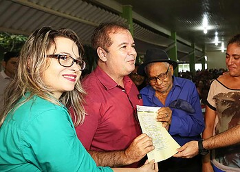 Moradores receberam o documento das maõs de Tião Viana e Marcus Alexandre. (Foto: Secom)