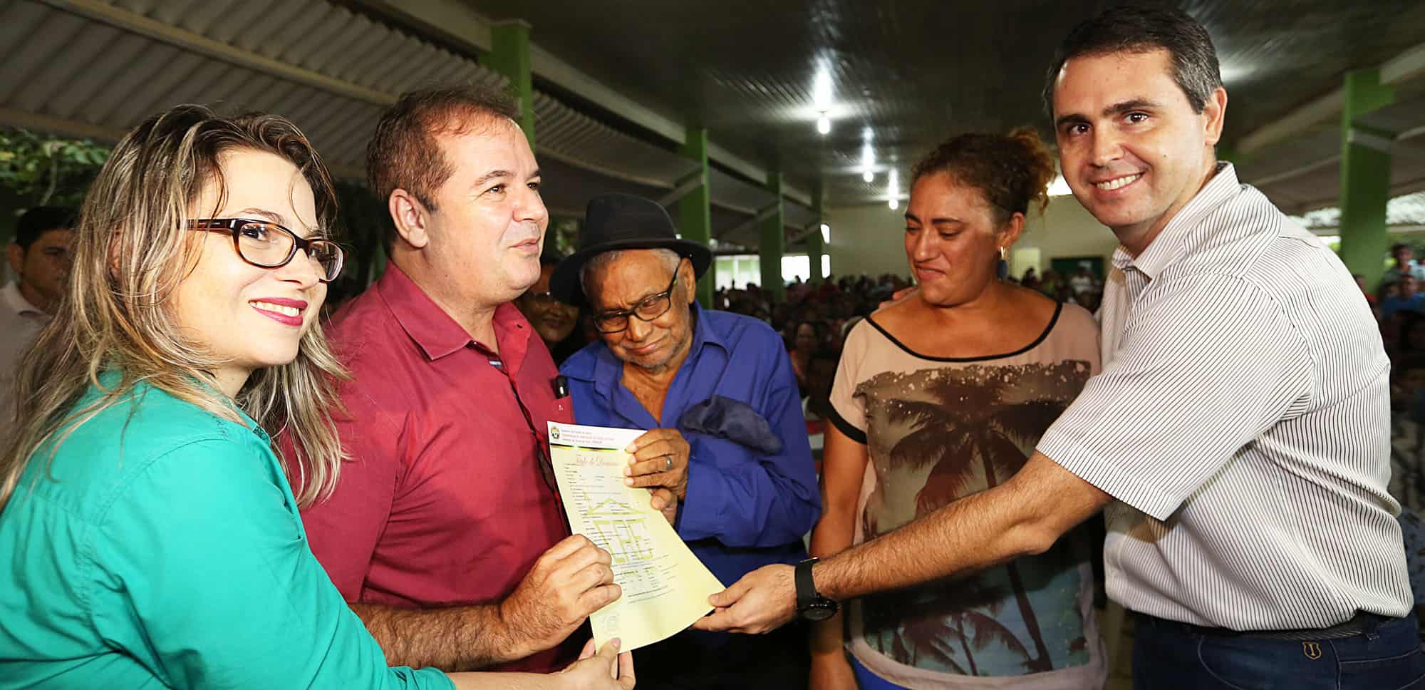 Governo entrega 590 títulos definitivos aos moradores do Jorge Lavocat 2 Moradores receberam o documento das maõs de Tião Viana e Marcus Alexandre. (Foto: Secom)