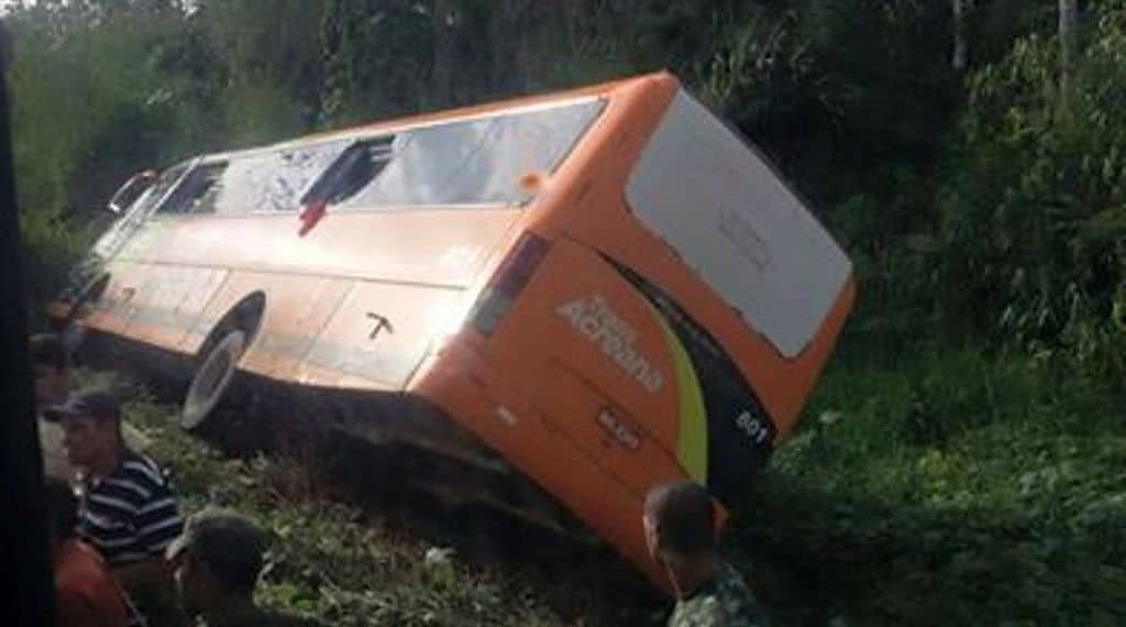 Ônibus com destino a Rio Branco sai da pista e tomba na BR 364