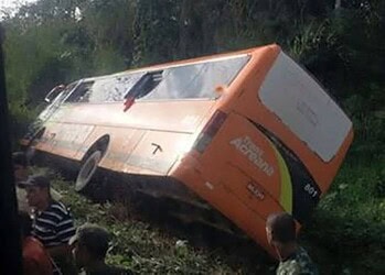 Ônibus com destino a Rio Branco sai da pista e tomba na BR 364