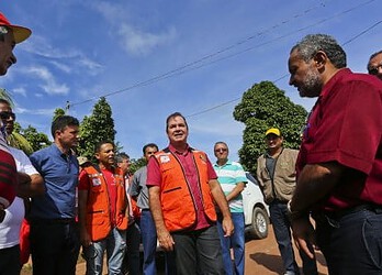 Tião Viana leva apoio a Porto Acre, também afetada pela enchente