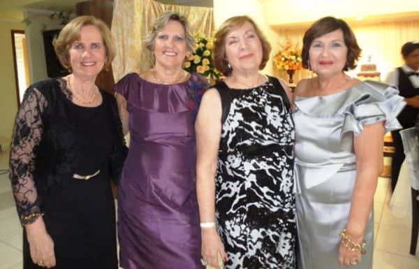 Em Sampa 1 Parabéns Amanhece em idade nova amanhã, 30, a grande dama Flávia Lavocat Barbosa. Da Coluna muitos vivas, vivas à amiga de longas datas, exemplo de mãe, esposa e avó dedicada. Parabéns! Na foto, click de Flávia Lavocat Barbosa ladeada por suas irmãs Marília Queiroz, Mariazinha Nunes e Teka Galvão.