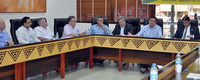 Além das altas taxas, a população reclama do atendimento precário