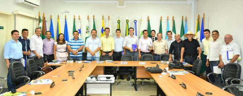 Reunião com deputados e Amac tratou dos prejuízos da cheia. (Foto: Divulgação)