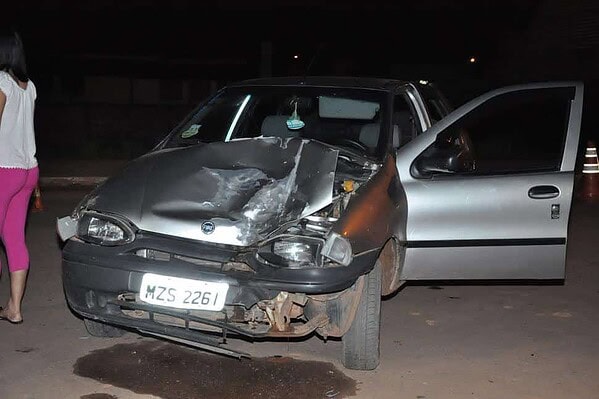 Acidente na Estrada da Sobral entre carro e moto deixa um ferido