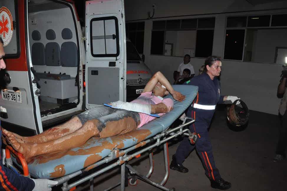 Acidente na Estrada da Sobral entre carro e moto deixa um ferido