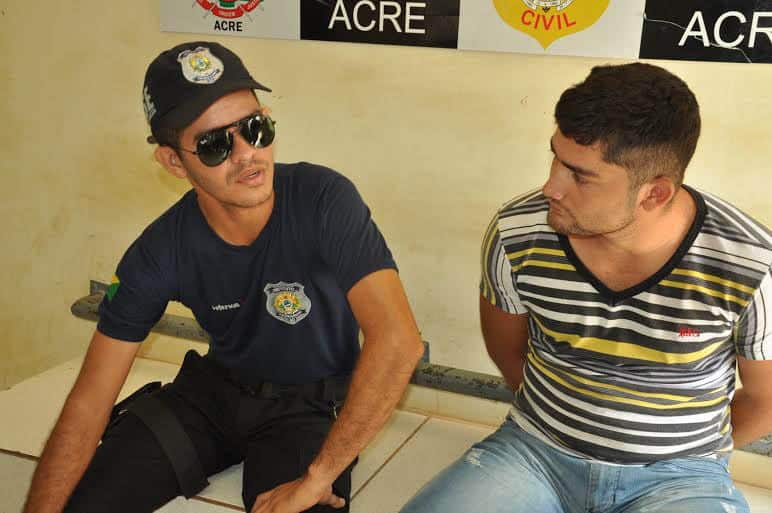 Agente socioeducativo é preso acusado de vender armas contrabandeadas da Bolívia 1 Jeferson e o cunhado foram presos em flagrante; armas e munições foram apreendidas