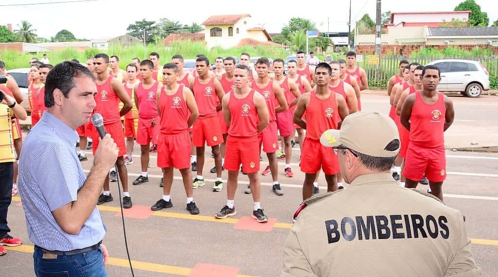 Prefeito Marcus Alexandre agradece parceria com Corpo de Bombeiros durante a alagação
