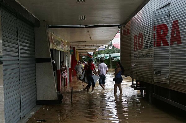 Aproximadamente 600 comerciantes tiveram problemas com cheia do rio, segundo Fecomercio
