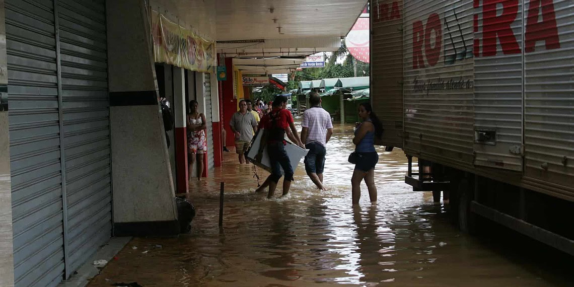 Aproximadamente 600 comerciantes tiveram problemas com cheia do rio, segundo Fecomercio