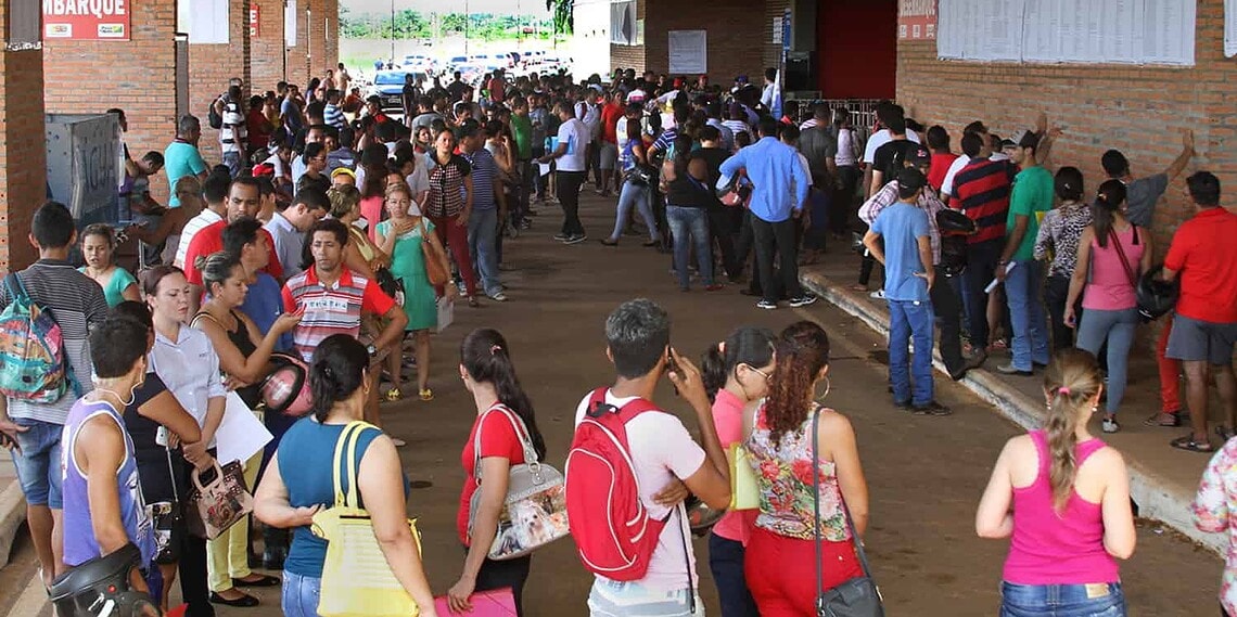 Grandes filas marcam mais um dia de solicitação do FGTS no Arena da Floresta