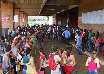 Grandes filas marcam mais um dia de solicitação do FGTS no Arena da Floresta