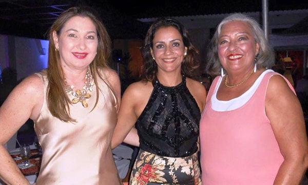 Feliz Páscoa 1 Cardiologista Joicely Costa com as amigas Mercedes Barbosa e Graça Leite, que foram lhe levar aquele abraço e desejar felicidades pela idade nova, na noite do último sábado, 28.
