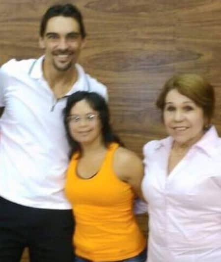 Feliz Páscoa 2 O bicampeão olímpico Giba ladea-do pela acadêmica do curso de Educação Física e campeã de natação, Raíza Braga Menezes, e de Norma Tinôco, coordenadora do Curso de Educação Física.