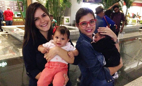 Feliz Páscoa 6 Marian e Mariah Viana fizeram questão de registrar o primeiro encontro dos priminhos, Clara e Davi. É a família se multiplicando. Lindos!