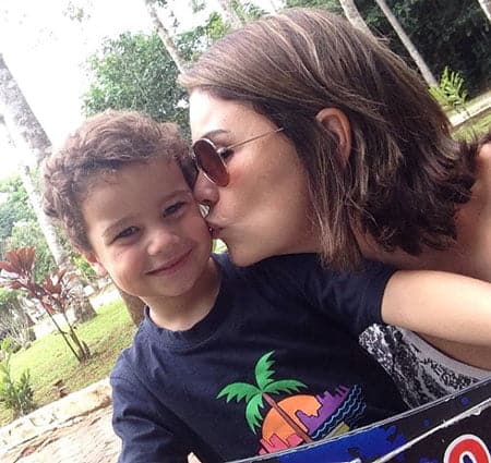 Feliz Páscoa 8 Hoteleira Fabíola Pinheiro em momento de mimos com o primogênito João.