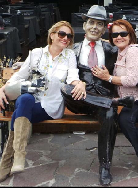 Toda linda, elegante e de bem com a vida, Gil Santos em recente viagem pela terra do tango. Em  pose especial para a Coluna no Puerto Madero, um dos pontos turísticos mais visitados de Buenos Aires.