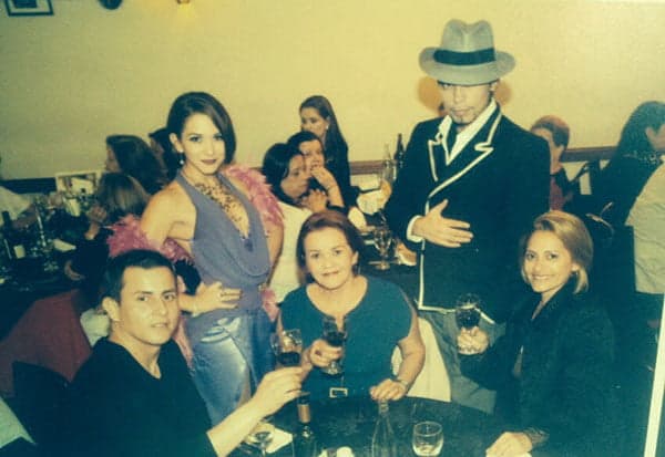 Amigos Junior, Cecília Ugalde e Gil Santos brindaram ao espetáculo Show de Tango após apresentação do casal de dançarinos.